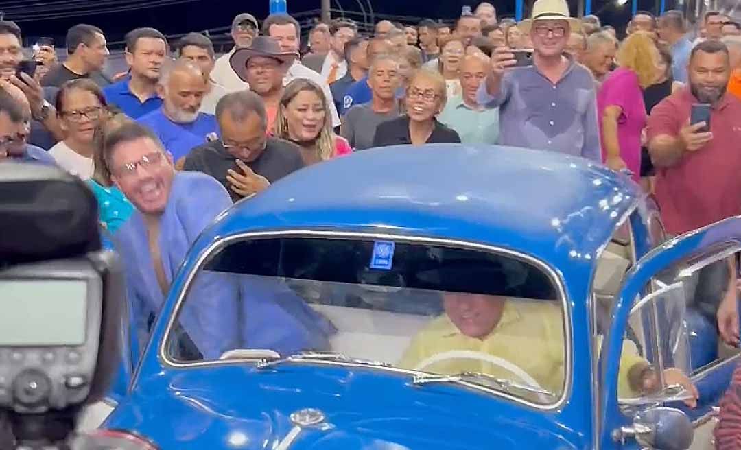 Com Gladson, Bocalom dirige fusca azul, o primeiro carro a passar pelo elevado da Dias Martins