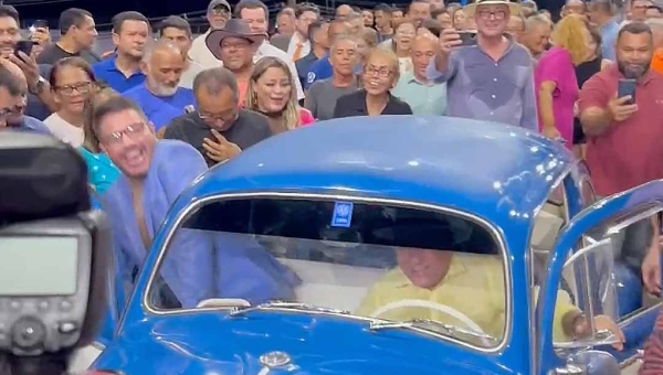 Com Gladson, Bocalom dirige fusca azul, o primeiro carro a passar pelo elevado da Dias Martins