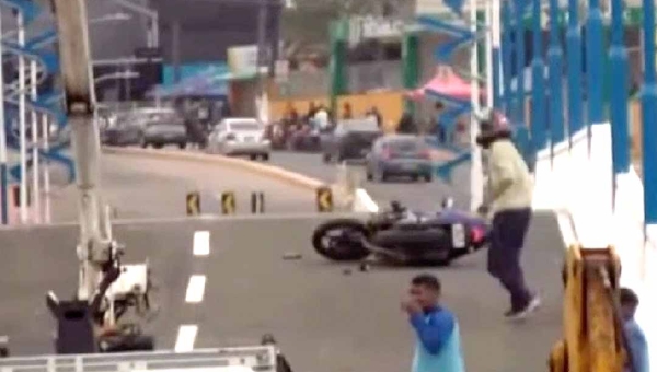 Motociclista invade elevado Beth Bocalom, bate em mureta e quase atropela trabalhador; veja o vídeo