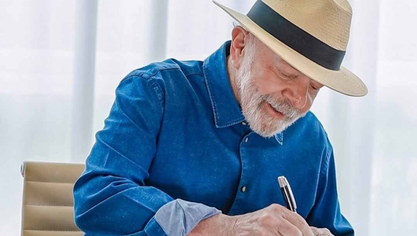 Lula sanciona regra que limita crescimento de salário mínimo a 2,5%; veja valor de 2025