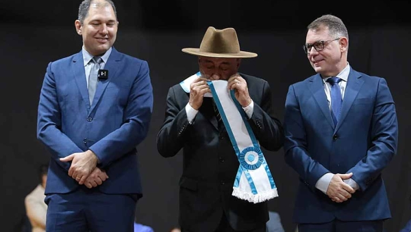 Com seu inseparável chapéu campeiro, Bocalom recebe faixa de prefeito e destaca: “não quero fazer rolos, não quero maracutaias”