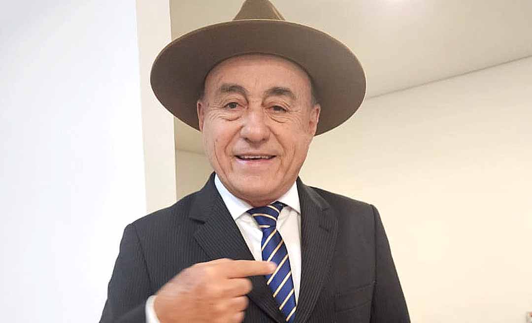 Bocalom chega para posse e é cercado por um pequeno grupo de apoiadores