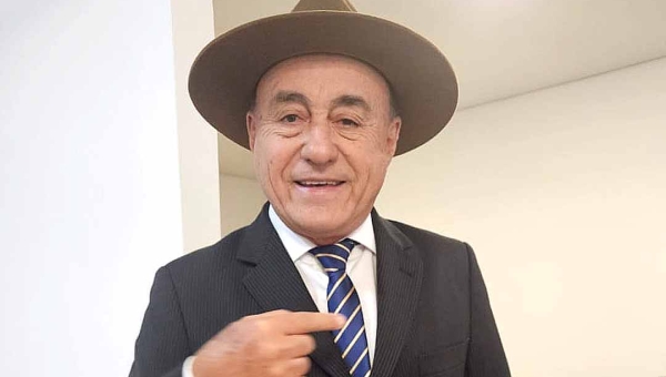 Bocalom chega para posse e é cercado por um pequeno grupo de apoiadores