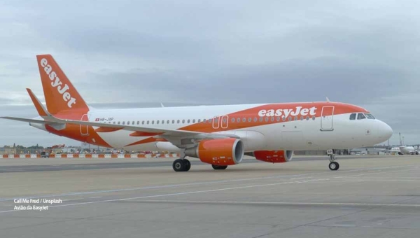 Avião faz pouso de emergência após adolescente ameaçar tripulação com faca