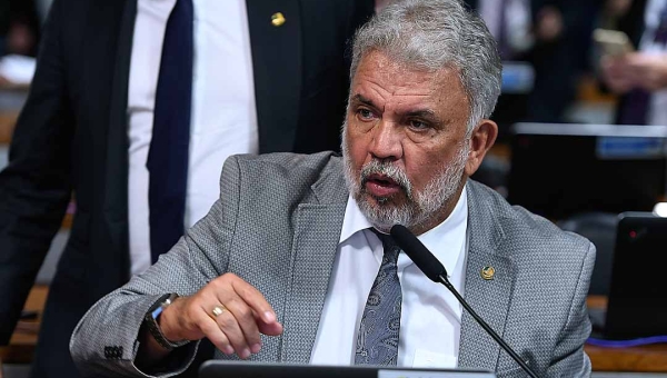 Petecão anuncia pagamento de R$ 7,9 milhões para aquisição de 15 rolos compactadores para o Acre