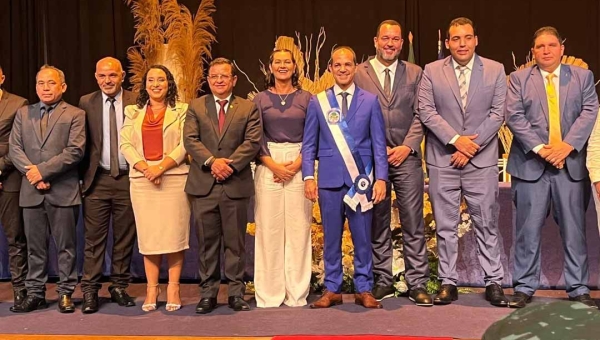 Zequinha Lima é empossado para novo mandato: “O filho de simples produtores rurais pode ser o prefeito de Cruzeiro do Sul”