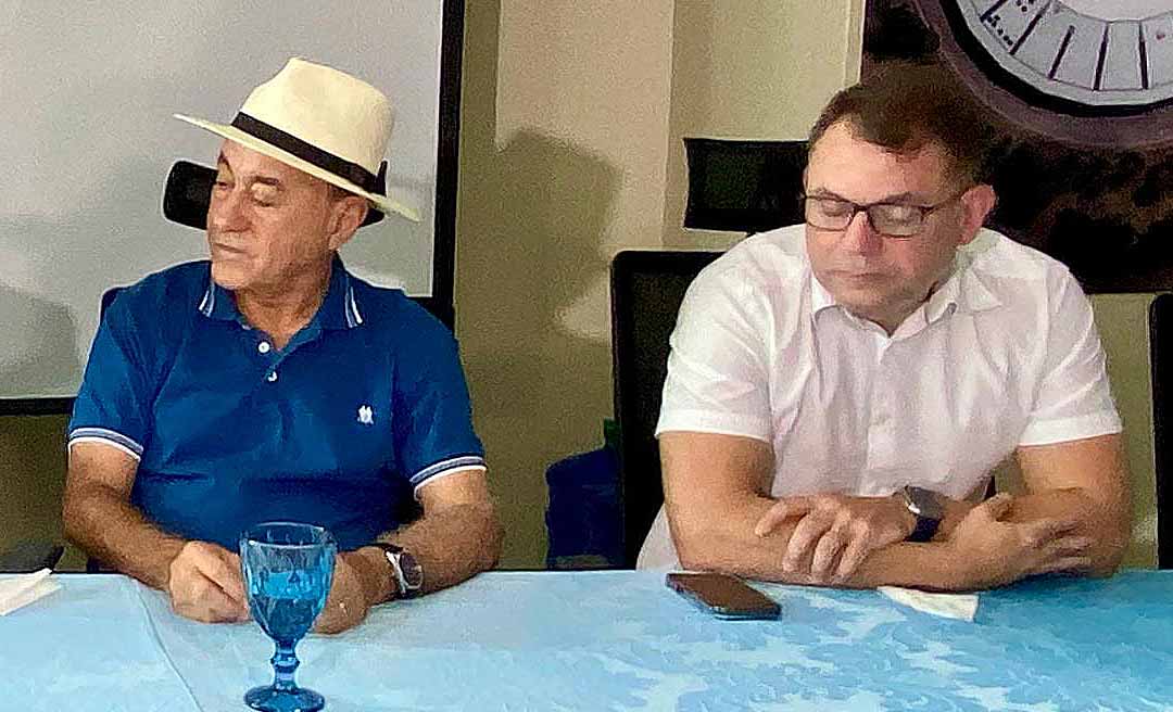 Aparentando desconforto, Alysson Bestene deseja boa sorte aos secretários escolhidos para a próxima gestão de Bocalom