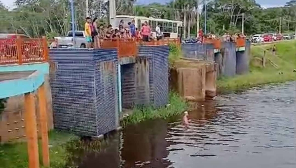 Jovem desaparece após mergulho no Igarapé Preto, em Cruzeiro do Sul; veja o vídeo