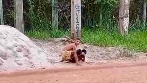 Jovem morre eletrocutado ao tentar manusear fio de transformador; vítima teve o corpo completamente queimado; veja o vídeo