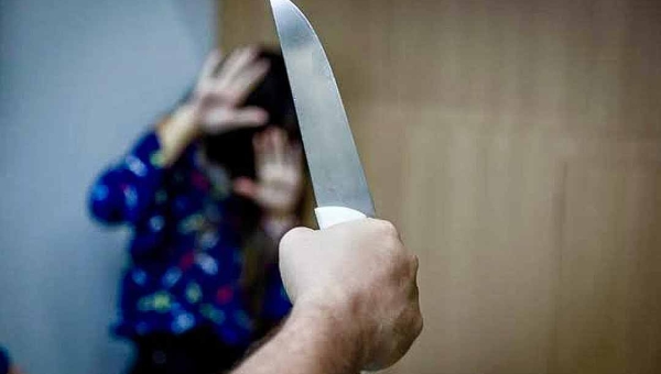Homem desfere 12 facadas na esposa em Cruzeiro de Sul; cidade registra cinco casos de violência doméstica no final de semana