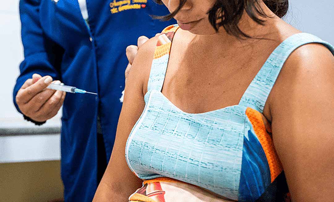 Saúde do Acre recebe 15 mil doses da vacina contra covid-19 e anuncia grupos prioritários