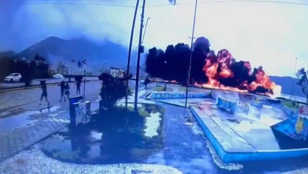 Jatinho ultrapassa a pista do aeroporto de Ubatuba, vai parar na praia e explode; duas pessoas morreram