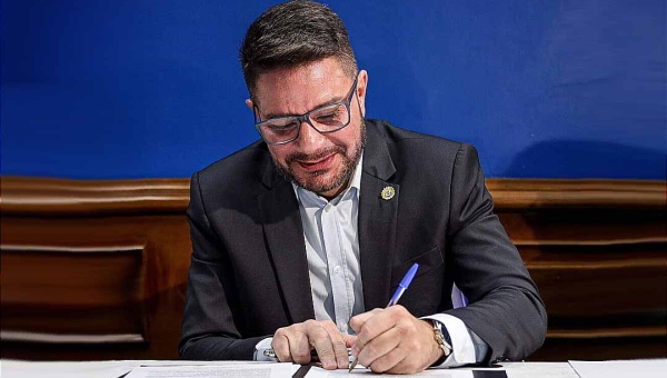 Com direito a contrair empréstimo por antecipação da receita até 20%, Gladson sanciona Orçamento de mais de R$ 12,15 bilhões