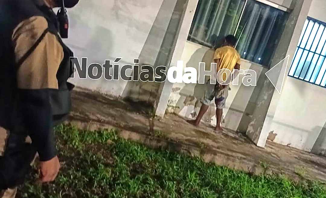 Vigilantes flagram homem tentando furtar fios em unidade de saúde de Rio Branco