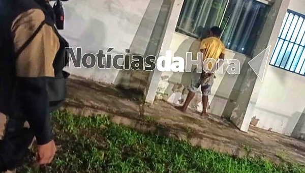 Vigilantes flagram homem tentando furtar fios em unidade de saúde de Rio Branco