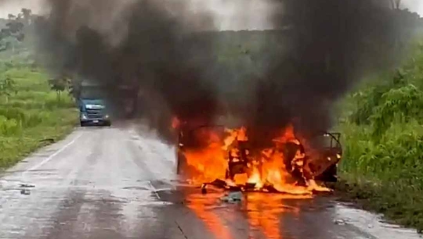 Acidente no interior do Acre: Veículo pega fogo e explode na BR-364 entre Manoel Urbano e Sena Madureira