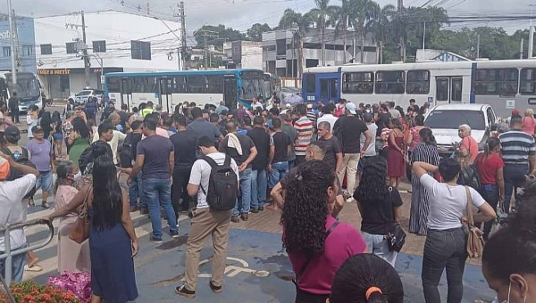 Após atrasos de salários e ticket-alimentação, motoristas da Ricco fecham acesso ao Terminal