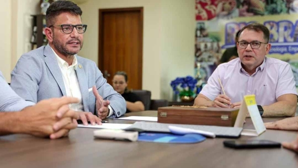 Na prefeitura, Gladson e Alysson conversam sobre parceria: “Firmes pelo progresso da nossa cidade”
