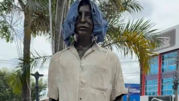 Após ser alvo de vandalismo outra vez, estátua de Chico Mendes será revitalizada, diz governo