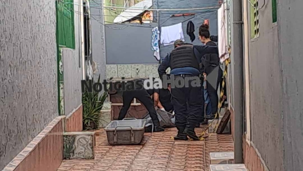 Homem em fuga na Baixada da Habitasa, em Rio Branco, sobe em telhados e morre após queda