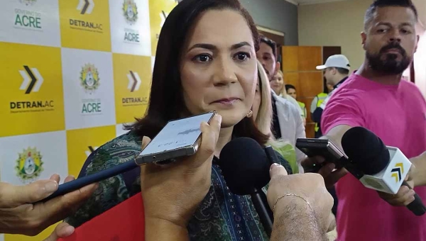 Mailza entrega coletes para mototáxis, habilitações da CNH Social e sanciona isenção do licenciamento para mototaxistas