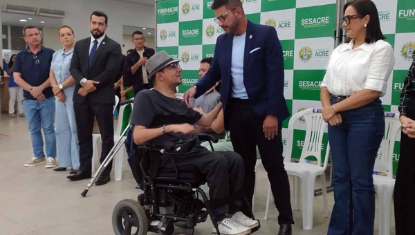 Na Fundação, Gladson entrega material permanente para a Oficina Ortopédica de Rio Branco