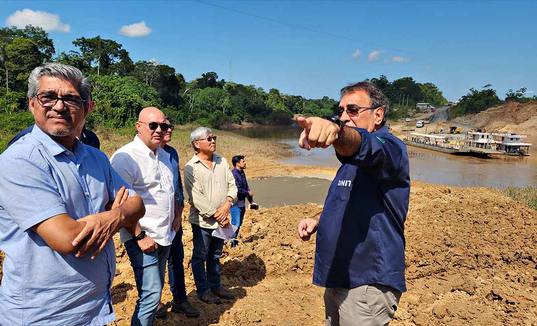 Edvaldo Magalhães vai à ponte sobre o Rio Caeté e defende a disponibilidade de mais uma ‘balsa’ para reduzir tempo de espera