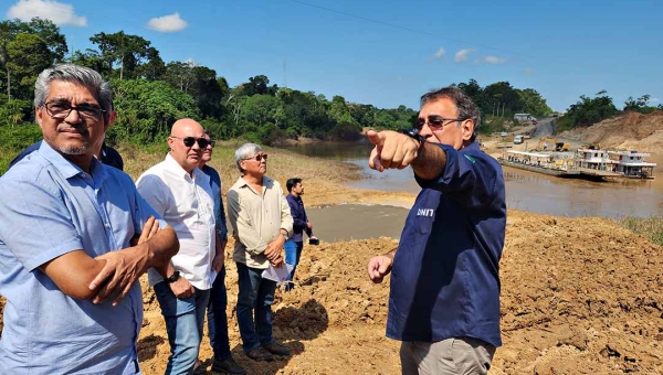Edvaldo Magalhães vai à ponte sobre o Rio Caeté e defende a disponibilidade de mais uma ‘balsa’ para reduzir tempo de espera