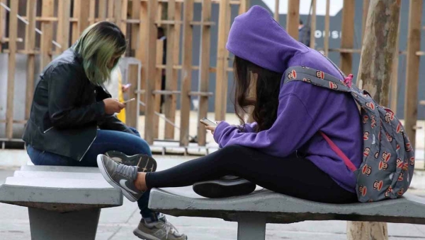 Saiba como redes de ensino que proíbem celulares aplicam as novas regras