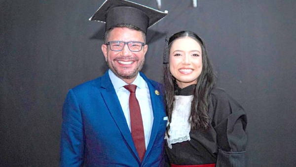 Gladson Cameli prestigia formatura de jornalismo da Universidade Federal do Acre