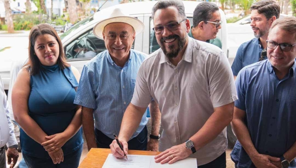 Alan Rick garante recurso e organização de assistência social ganha caminhonete 0km