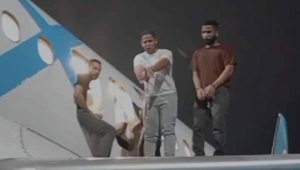 Brasileiros deportados dos EUA chegam algemados em Manaus; passageiros são soltos pela Polícia Federal