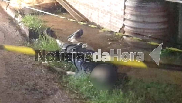 Jovem é executado a tiros em frente de sua residência no bairro Chico Mendes, em Rio Branco; disparos atingiram a cabeça da vítima