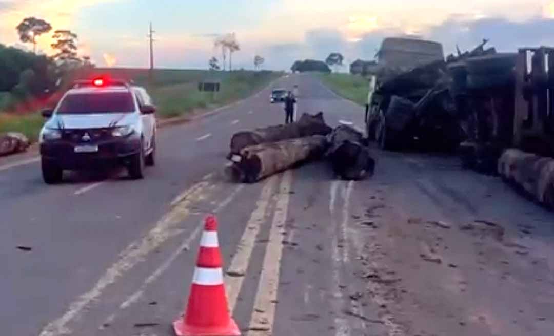 Caminhão carregado de toras tomba próximo a Senador Guiomard