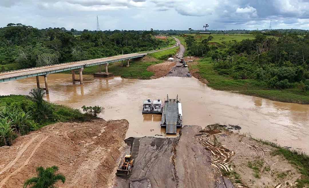 Balsa do Deracre chega ao Rio Caeté para garantir tráfego na BR-364