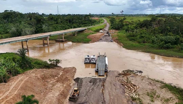 Balsa do Deracre chega ao Rio Caeté para garantir tráfego na BR-364