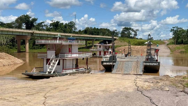 Ponte sobre o Rio Caeté, no Acre, é liberada para tráfego, com controle de fluxo e chegada de nova balsa