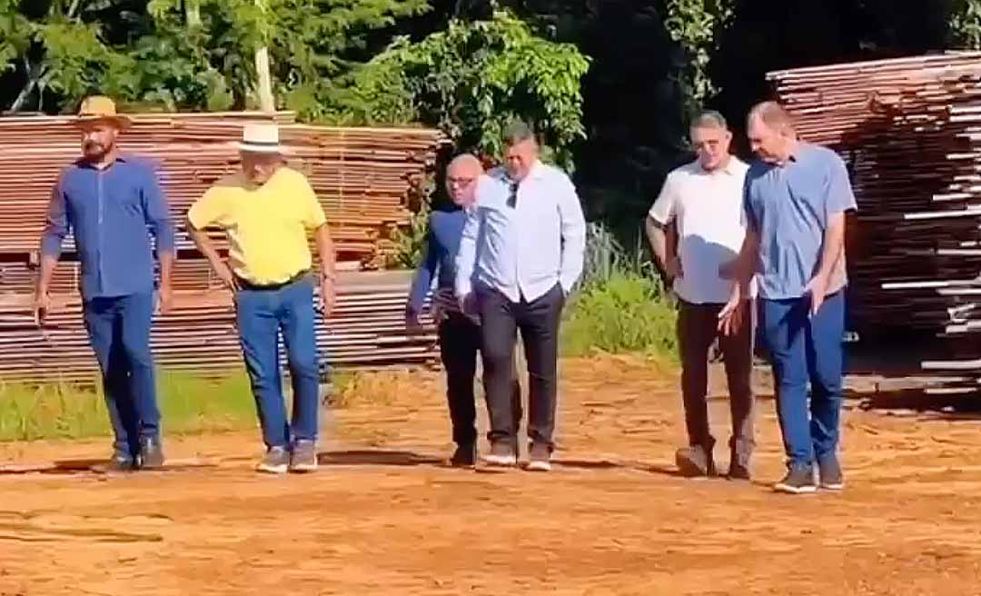 Com vereadores de sua base, Bocalom visita madeireira do “1.001 Dignidades”, projeto que promete entregar neste ano