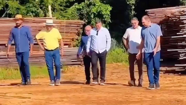 Com vereadores de sua base, Bocalom visita madeireira do “1.001 Dignidades”, projeto que promete entregar neste ano