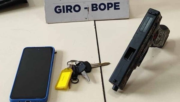 Policiais militares do BOPE prendem dois homens com simulacro próximo ao Horto Florestal