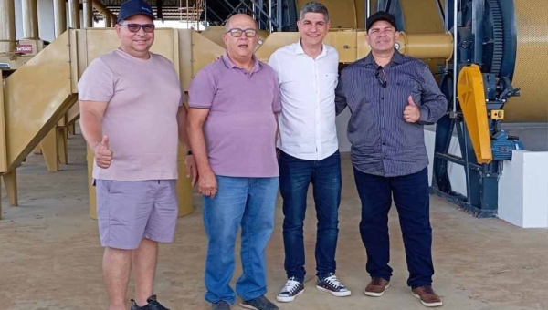 Calegário visita Complexo Industrial do Café em Mâncio Lima ao lado do vereador Jean Lima