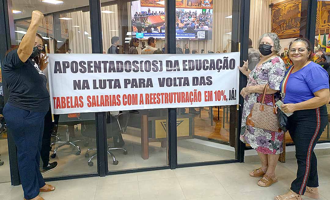 Com faixa, aposentadas da Educação aproveitam presença de Gladson na Aleac para protestar contra o governo