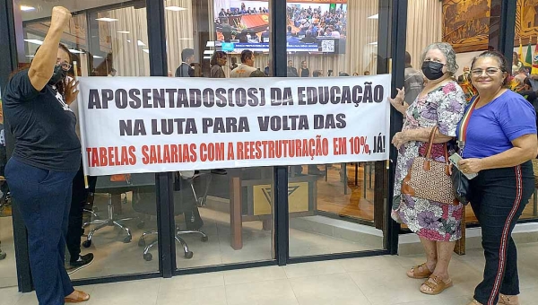 Com faixa, aposentadas da Educação aproveitam presença de Gladson na Aleac para protestar contra o governo