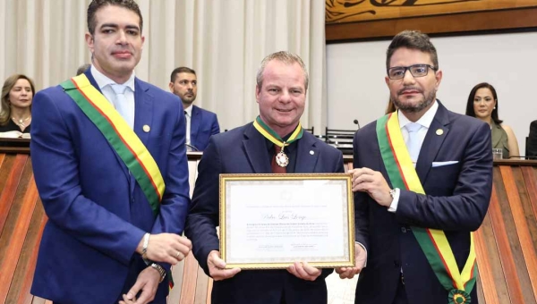Pedro Longo é reconduzido à vice-presidência da Aleac e recebe honraria de Gladson