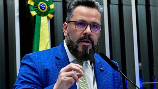 Alan evita falar sobre exonerações de apadrinhados do governo; irmã e amigo do senador foram desligados