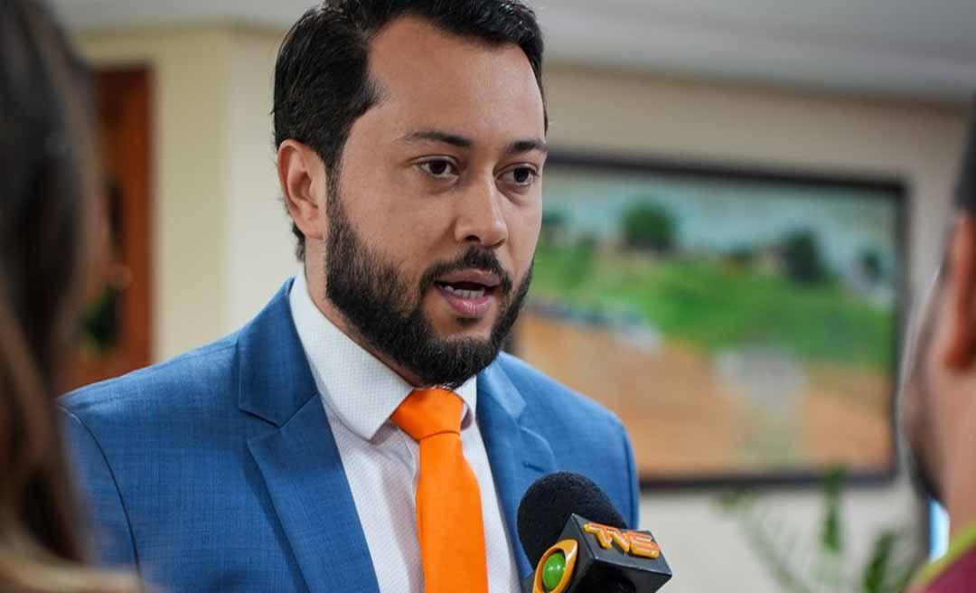 Emerson Jarude diz que vai fiscalizar atos de Aberson Carvalho, da Educação, mais de perto