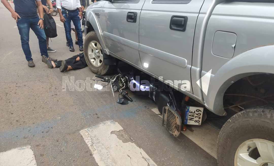 Motorista de caminhonete atropela motociclista no Centro de Rio Branco; homem ficou preso embaixo do veículo