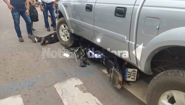 Motorista de caminhonete atropela motociclista no Centro de Rio Branco; homem ficou preso embaixo do veículo