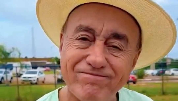 Bocalom se irrita ao ver palha de milho jogada por vendedor em rotatória e pede: “Vamos ajudar a cuidar da nossa cidade, não faça isso aqui, não”