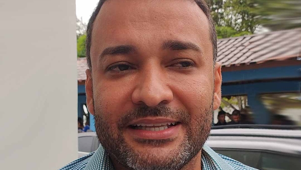 Na abertura do ano letivo, Aberson garante concurso da Educação para 3 mil no dia 13 de abril